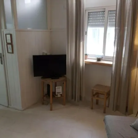 Camoes House アパート